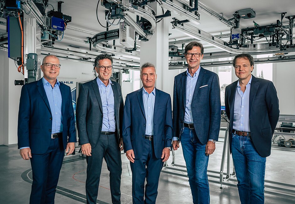 On the occasion of the visit of Prof. James Gross (r.) from KTH Royal Institute of Technology Stockholm, the research alliance was officially sealed. f.l.t.r.: Volker Napiwotzki (CTO VAHLE Kamen), Thomas Streicher, Peter Kohlschmidt (both Head of VAHLE Automation), Achim Dries (CEO VAHLE Group) and James Gross (KTH). 