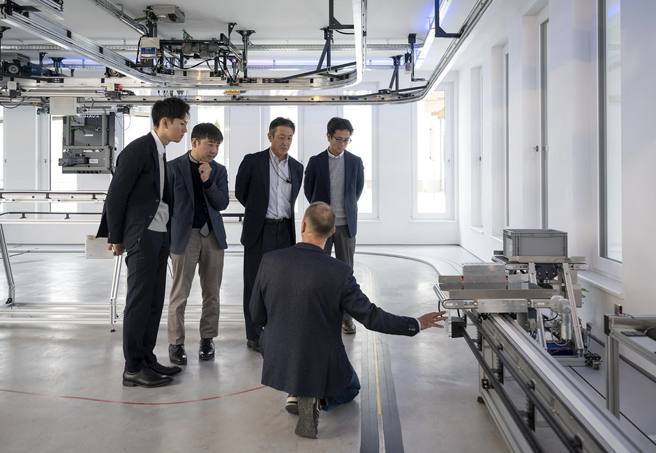 A delegation from VAHLE's cooperation partner Panasonic was given comprehensive insights into the innovation processes of the Kamen-based company as well as a detailed presentation of the latest VAHLE product solutions. (Photo: VAHLE)