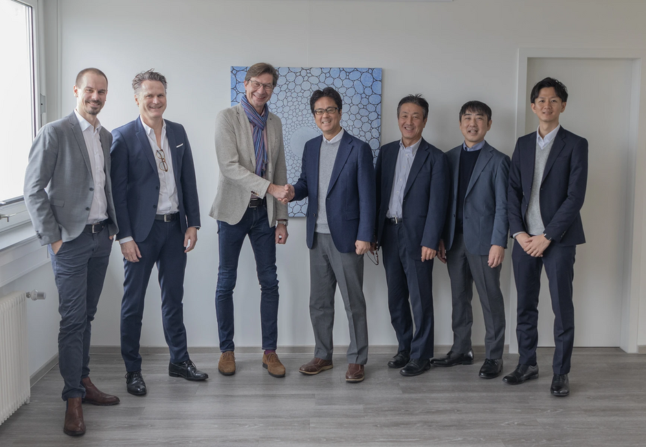 The partnership between VAHLE and Panasonic has reached another milestone. 

The participants (from left to right) Marc Detweiler, VAHLE Product Management and Marketing Director, Dr. Thomas Barthel, CSO VAHLE Group, Achim Dries, CEO VAHLE Group, Sadayoshi Okamoto, Head of Electrical Conduit Business, Yasushi Futabatake, Shinichiro Yano and Masaki Kotake, Oversea Business and Product Development) look forward to a successful future. (Photo: VAHLE)