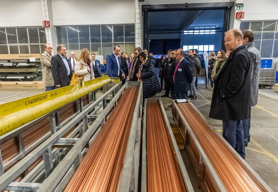 Achim Dries, CEO of the VAHLE Group, opened the event with a VAHLE company tour. (Photo: Dortmund Chamber of Industry and Commerce)