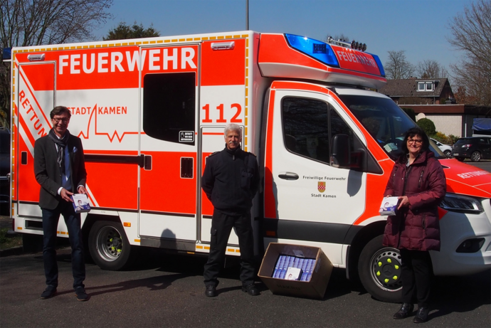 De izquierda a derecha: Achim Dries, Director General de Paul Vahle GmbH & Co. KG, Rainer Balkenhoff, Jefe del Cuerpo de Bomberos de Kamen, y Elke Kappen, Alcaldesa de la ciudad de Kamen, en la entrega de las máscaras. (Foto: VAHLE)