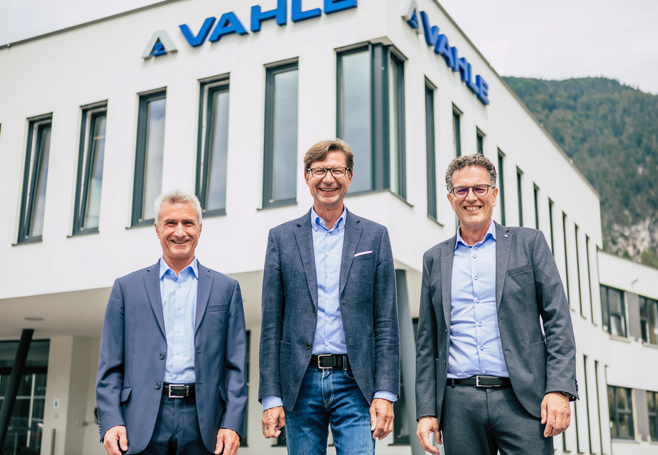 The VAHLE Automation management team in front of the building in Schwoich. (from left to right) Peter Kohlschmidt (VAHLE Automation site management), Achim Dries (CEO VAHLE Group) and Thomas Streicher (VAHLE Automation site management). (Photo: VAHLE)

