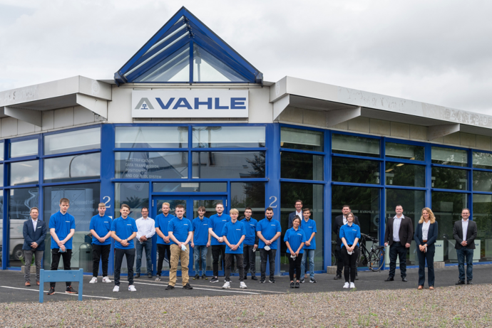13 aprendices han comenzado hoy su carrera profesional en Paul Vahle GmbH & Co. KG en su vida profesional. (Foto: VAHLE)