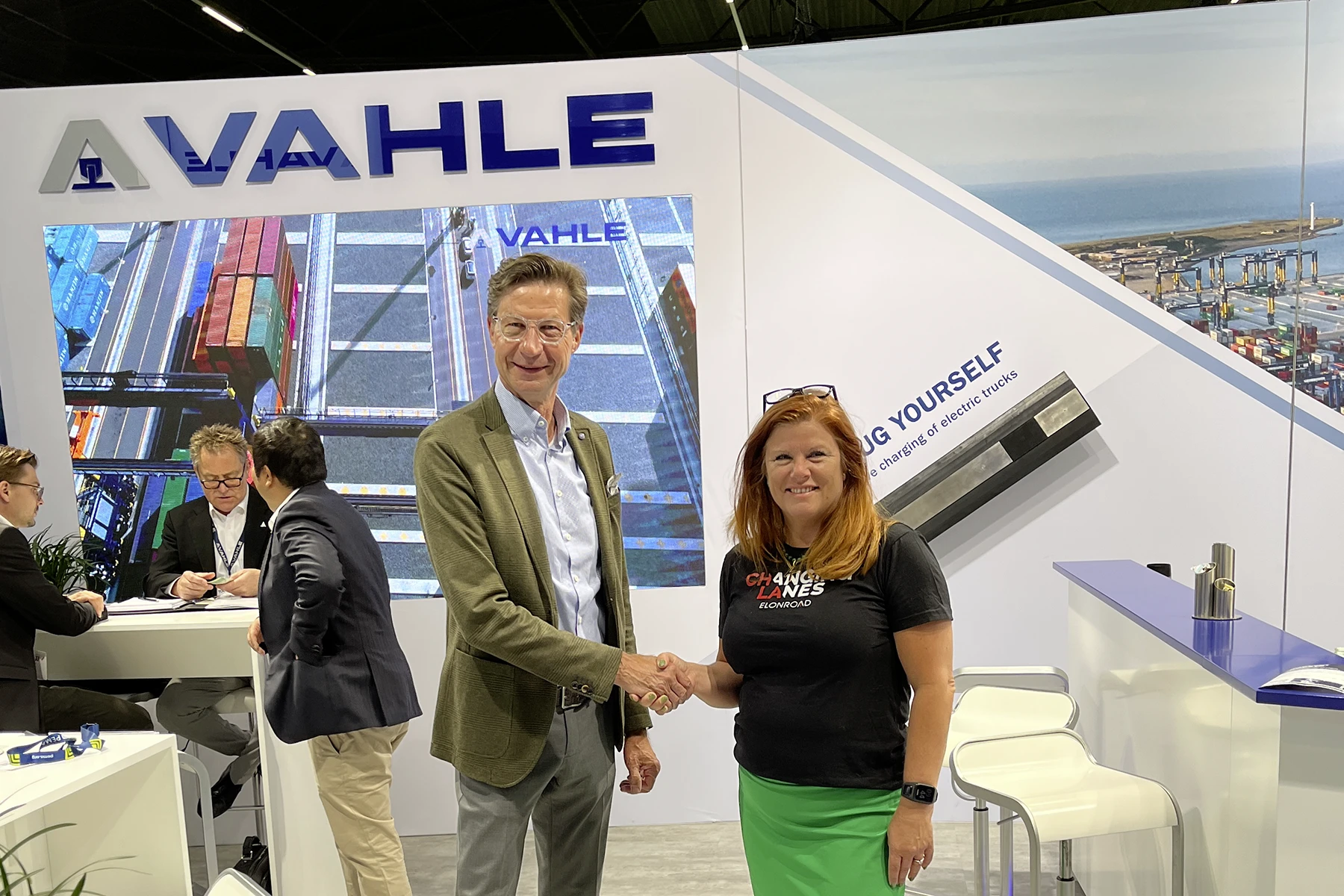 VAHLE CEO Achim Dries und Karin Ebbinghaus CEO von Elonroad besiegeln ihre elektrisierende Partnerschaft. (Foto: VAHLE)