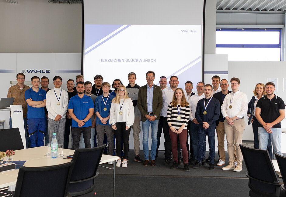 19 graduates are honored for their achievements at the VAHLE Demo Center. In addition, outstanding commitment and the best graduates of the year will be honored.