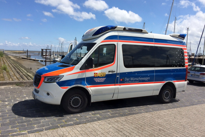 Accompanied by trained rescue and nursing staff, the ASB Wish Car takes seriously ill people to their place of longing. VAHLE supports the voluntary project with a donation of 3,500 euros. (Photo: Arbeiter-Samariter-Bund RV Münsterland e.V.)