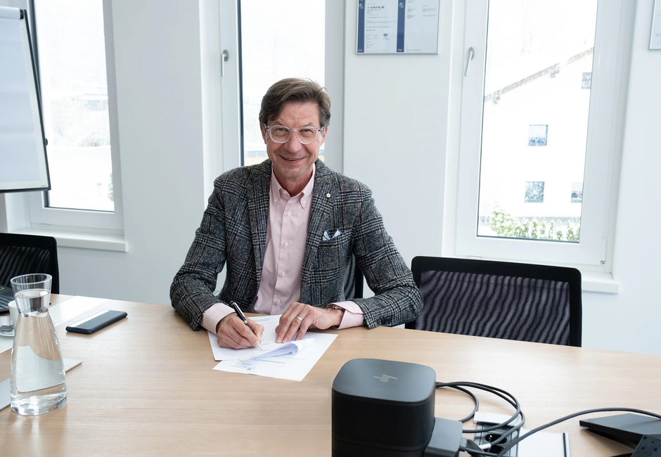 VAHLE Group CEO Achim Dries unterschreibt den Kaufvertrag.  (Foto: VAHLE)