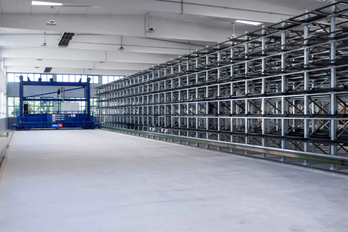330 Lagerplätze, in denen vor allem Aluminium, Kupfer und Kunststoff gelagert werden, stehen in dem hochmodernen Wabenlager der Paul Vahle GmbH & Co. KG zur Verfügung. (Foto: VAHLE)